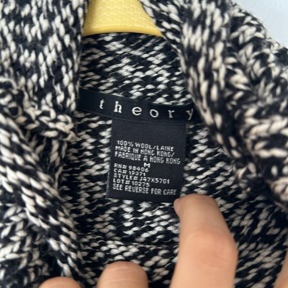 100% Wool Sleeveless Sweater - Picture 3 of 3